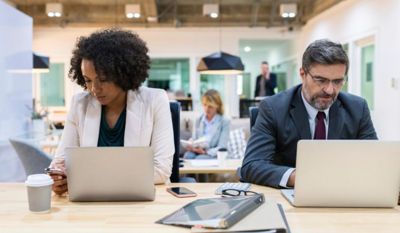 Equipo revisando métricas de capital de trabajo